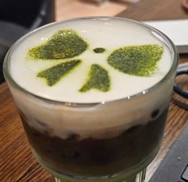 Thêm kem, sữa hoặc đường vào cà phê khi uống có thể ảnh hưởng đến quá trình giảm cân. Ảnh: Như Quyên