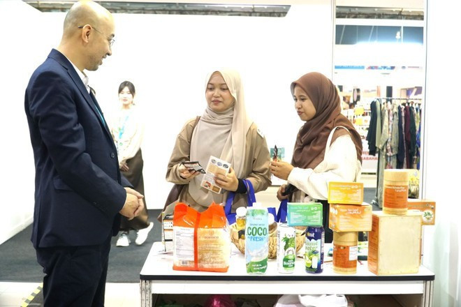 Ông Ngô Quang Hưng, Bí thư thứ Nhất, Văn phòng Thương mại Việt Nam tại Malaysia giới thiệu càphê Việt với bạn bè Malaysia. (Ảnh: Hằng Linh/TTXVN) Ông Ngô Quang Hưng, Bí thư thứ Nhất, Văn phòng Thương mại Việt Nam tại Malaysia giới thiệu càphê Việt với bạn bè Malaysia. (Ảnh: Hằng Linh/TTXVN)