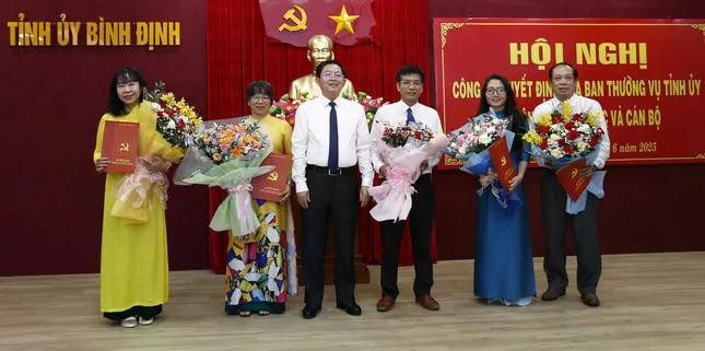 Bí thư Tỉnh ủy Bình Định Hồ Quốc Dũng tặng hoa chúc mừng. cong-bodd.jpg