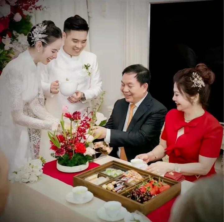 Hương Liên và Minh Trung trong lễ ăn hỏi vừa qua. 2chong.jpg