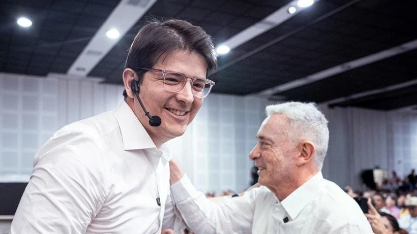 Ông Miguel Uribe (trái). Nguồn: Colombia Reports 1dd.jpg