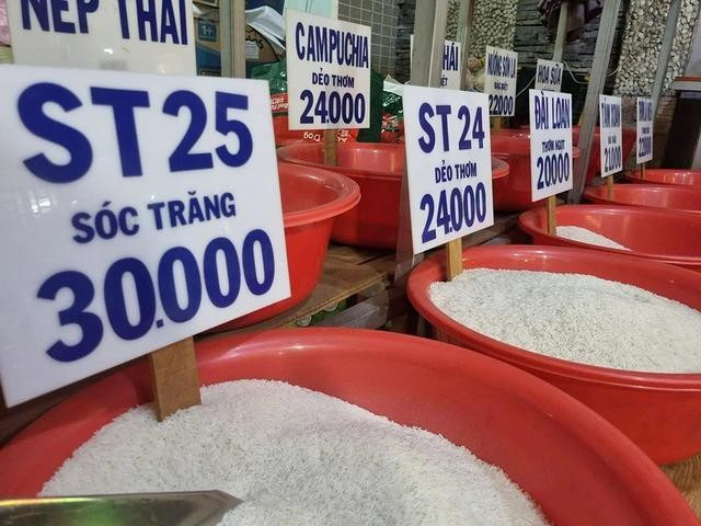 Gạo ST25 tại thị trường TP.HCM loạn giá. ẢNH: CHÍ NHÂN Gạo ST25 tại thị trường TP.HCM loạn giá. ẢNH: CHÍ NHÂN