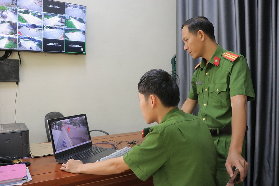 Công an phường Tây Sơn (thị xã An Khê) kiểm tra hệ thống camera an ninh. Ảnh: Ngọc Minh 1nm.jpg