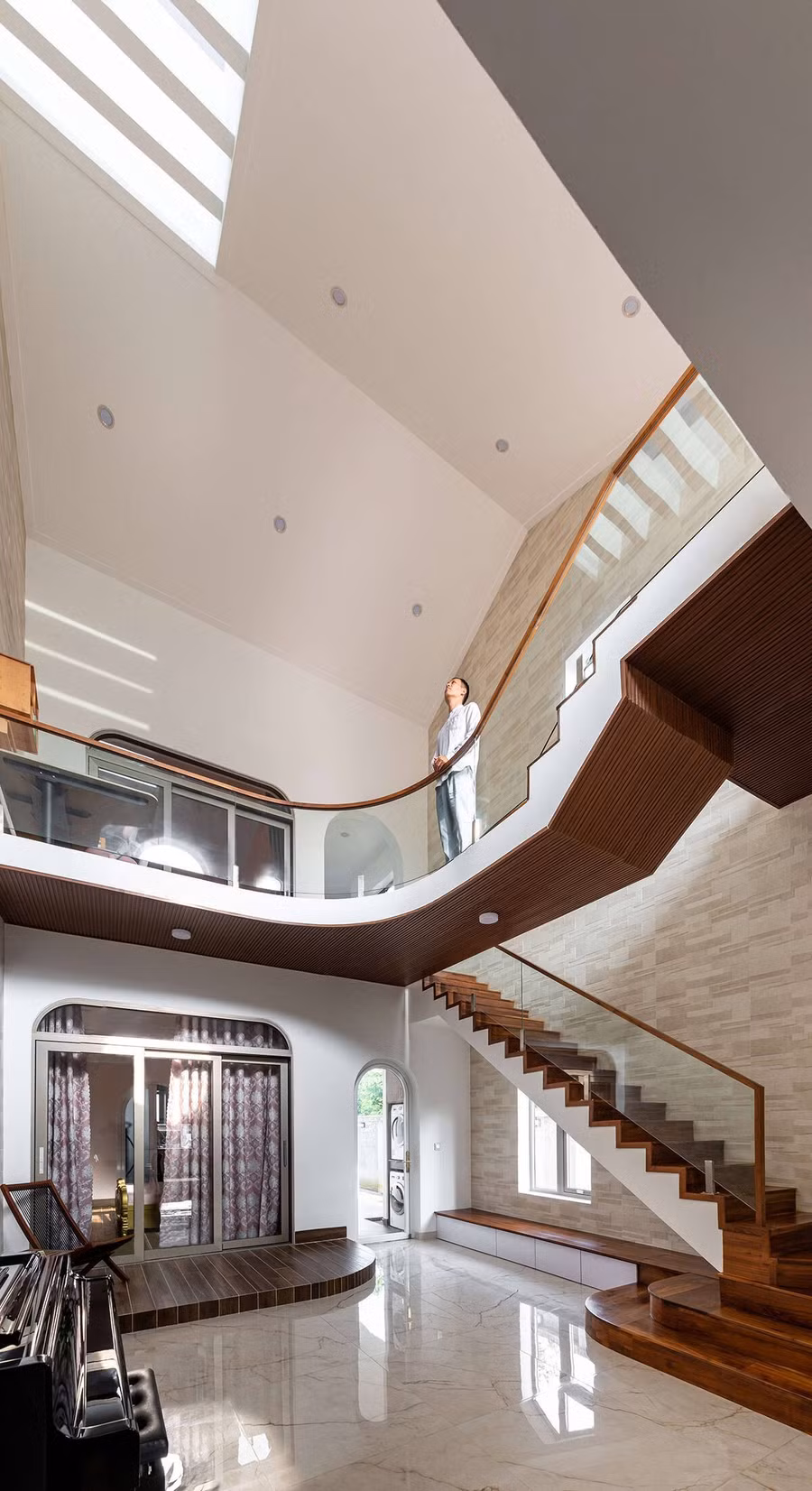 Thông qua giếng trời, các không gian được kết nối với nhau, tạo thuận lợi cho việc quan sát và tăng sự tương tác giữa các thành viên trong gia đình.