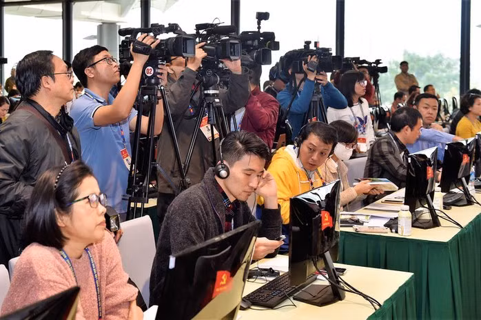 Các nhà báo, phóng viên tác nghiệp tại một sự kiện. Ảnh: VGP