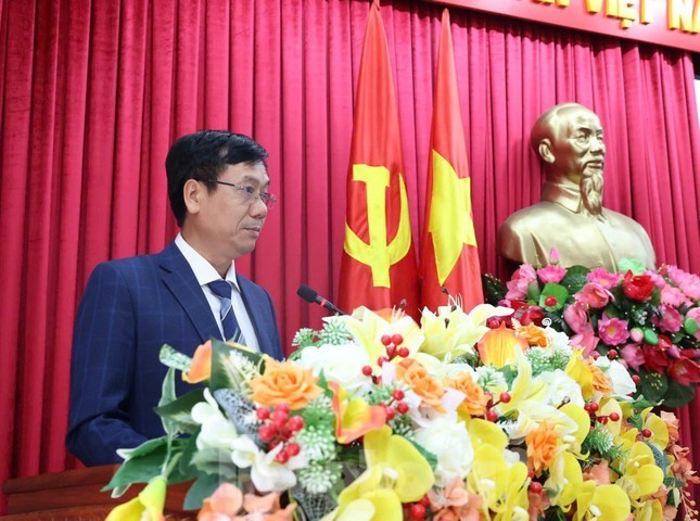 Sau sáp nhập, Báo Đắk Lắk gồm 1 Tổng Biên tập và 5 Phó Tổng Biên tập (ảnh trên); Ông Nguyễn Đình Trung, Bí thư Tỉnh ủy Đắk Lắk (áo trắng) và ông Trần Văn Hiền, tân Tổng Biên tập Báo Đắk Lắk (ảnh dưới, bên phải) phát biểu tại hội nghị. Sau sáp nhập, Báo Đắk Lắk gồm 1 Tổng Biên tập và 5 Phó Tổng Biên tập (ảnh trên); Ông Nguyễn Đình Trung, Bí thư Tỉnh ủy Đắk Lắk (áo trắng) và ông Trần Văn Hiền, tân Tổng Biên tập Báo Đắk Lắk (ảnh dưới, bên phải) phát biểu tại hội nghị.