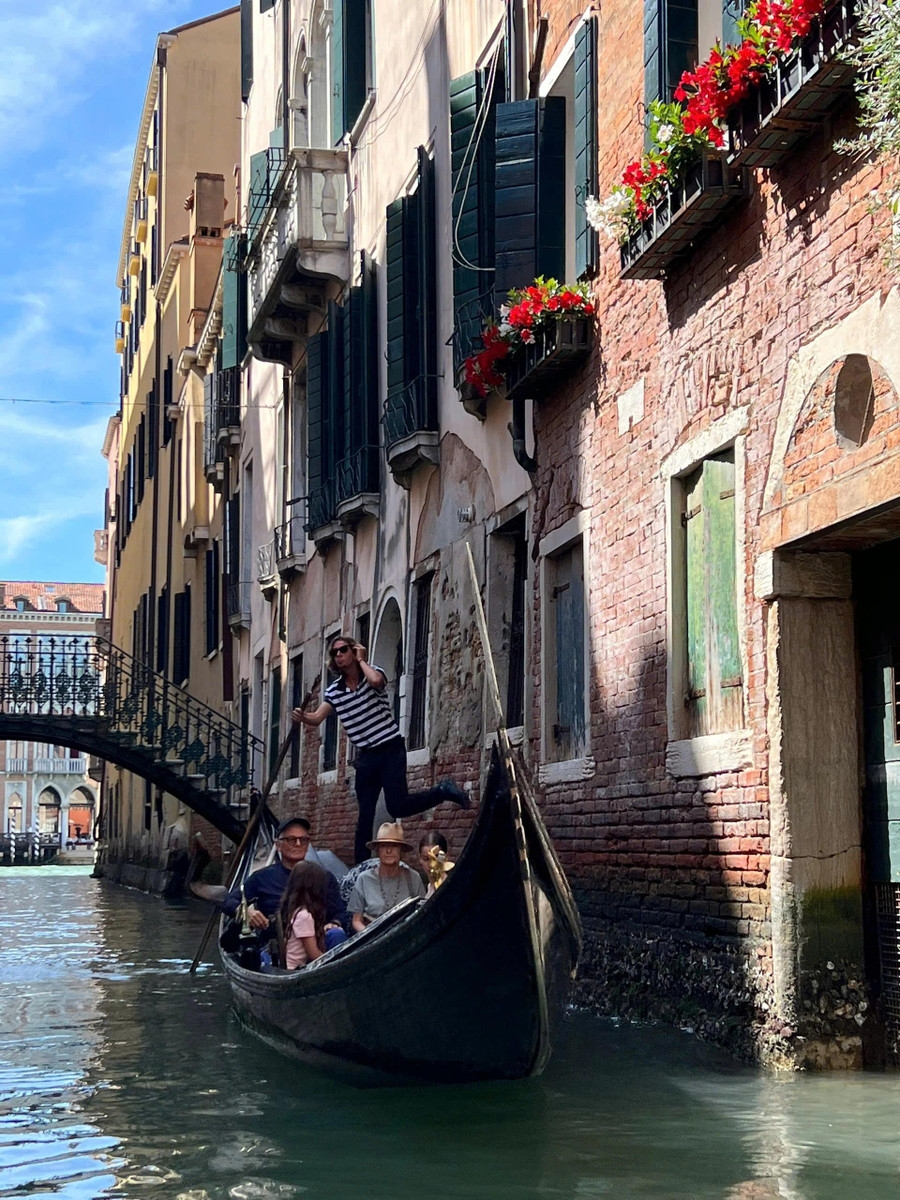 Hình ảnh mang vẻ đẹp đặc trưng của Venice với những ngôi nhà cổ ngập trong nước biển. ẢNH: MAI HÀ Hình ảnh mang vẻ đẹp đặc trưng của Venice với những ngôi nhà cổ ngập trong nước biển. ẢNH: MAI HÀ