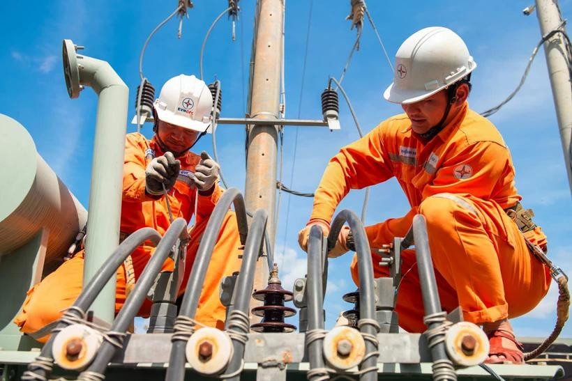 Nhân viên EVN kiểm tra các thiết bị điện. Ảnh: PV/Vietnam+ 1cung-ung-dien.jpg