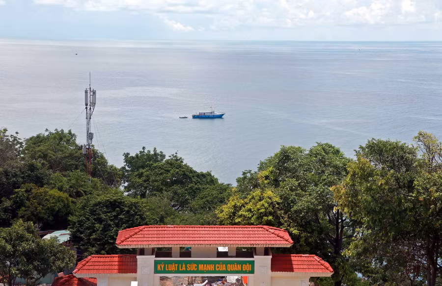 Dù còn nhiều khó khăn, các lực lượng trên đảo vẫn kiên trì bám trụ, giữ vững chủ quyền biển đảo. ẢNH: CTV