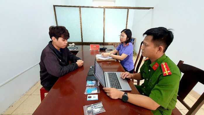 Cơ quan công an bắt người bị giữ trong trường hợp khẩn cấp đối Nguyễn Bá Khánh Toàn Cơ quan công an bắt người bị giữ trong trường hợp khẩn cấp đối Nguyễn Bá Khánh Toàn