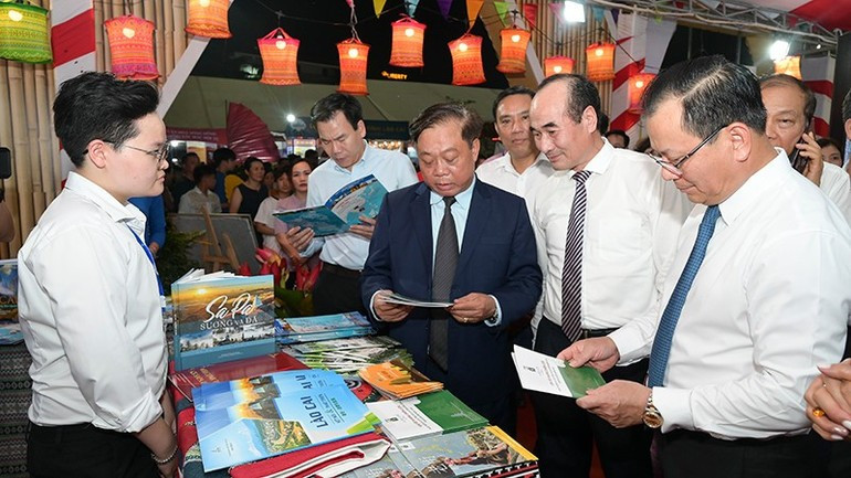 Các đại biểu tham quan một số gian hàng tại hội chợ. 7dl.jpg