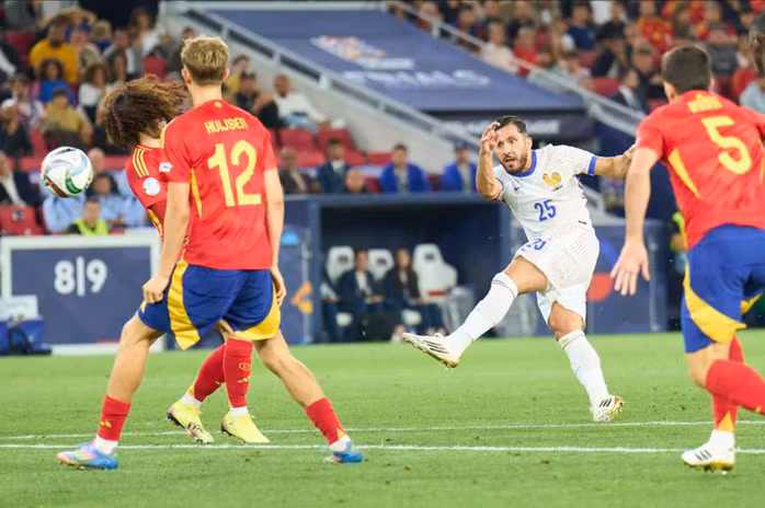 Rayan Cherki có màn trình diễn ấn tượng sau khi vào sân từ ghế dự bị