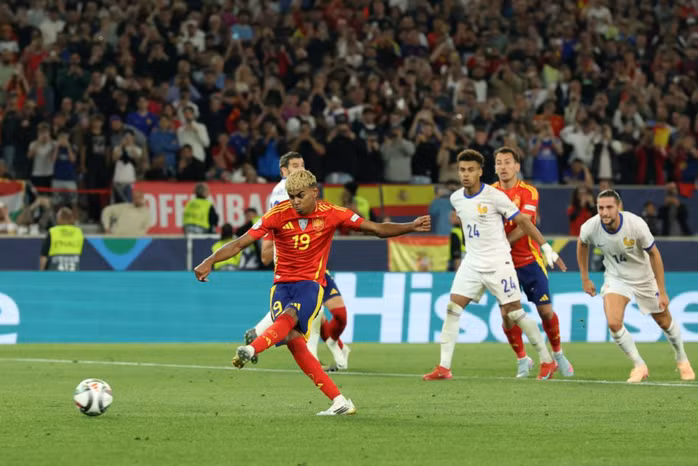 Lamine Yamal lần đầu sút phạt đền và thành công