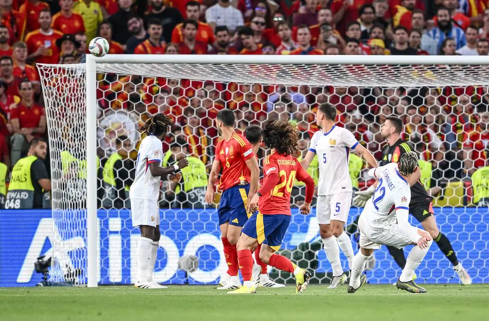 Theo Hernandez và cú sút chạm góc chữ A cầu môn Tây Ban Nha Theo Hernandez và cú sút chạm góc chữ A cầu môn Tây Ban Nha