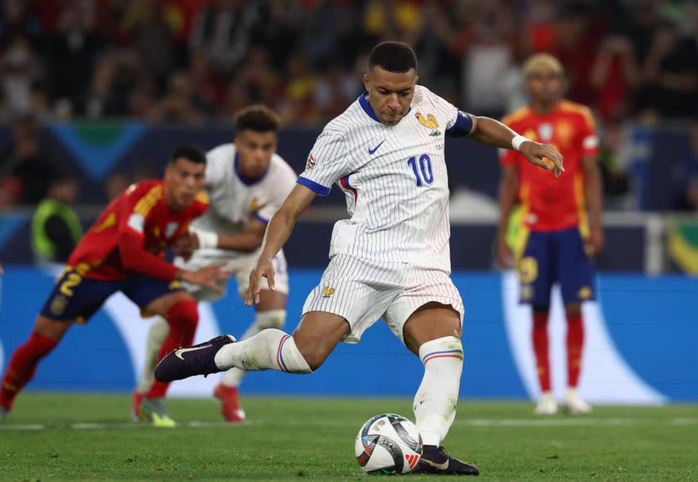 Mbappe cũng ghi bàn từ khoảng cách 11 m Mbappe cũng ghi bàn từ khoảng cách 11 m