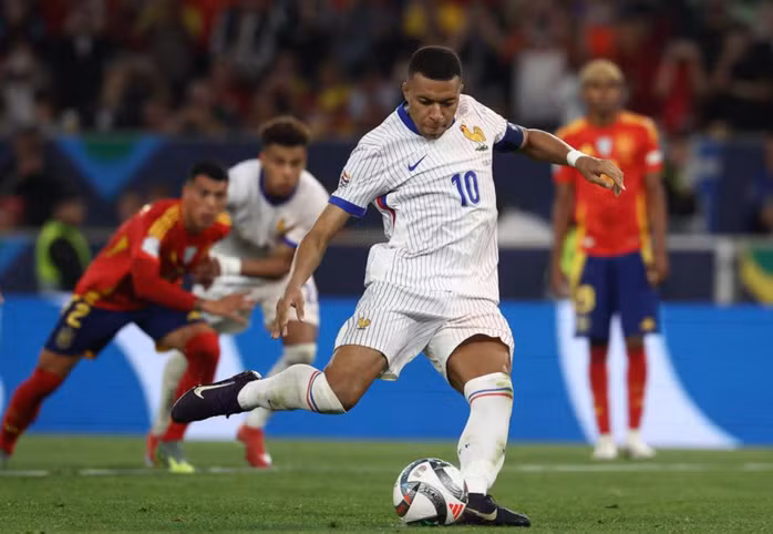 Mbappe cũng ghi bàn từ khoảng cách 11 m