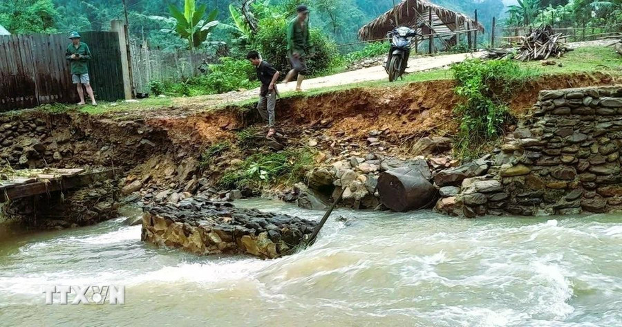 Mưa lũ gây sạt lở bờ kè, cuốn trôi rọ đá khiến cầu gỗ vào bản Na Ngân, xã Nga My (Tương Dương, Nghệ An) bị hư hỏng nặng, tạm thời chia cắt giao thông trên con đường dân sinh độc đạo. Ảnh: TTXVN phát ba-tinh-thanh-pho-khu-vuc-mien-trung-co-nguy-co-xay-ra-lu-quet-sat-lo-datdd.jpg