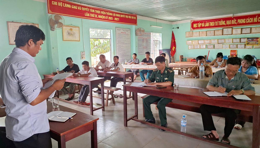 Đảng viên Đồn Biên phòng Ia Púch (huyện Chư Prông) tham gia sinh hoạt tại thôn Chư Kó. Ảnh: T.D 1td.jpg