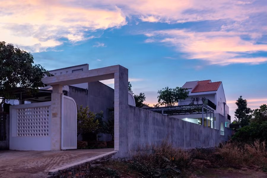 Việc bố trí những không gian chuyển tiếp giữa bên ngoài và bên trong nhà, các khoảng hành lang và đặc biệt là một mái hiên lớn trước nhà vừa giảm bức xạ nhiệt vừa là không gian sinh hoạt quen thuộc của nhà ở xưa, từ ngồi chơi uống trà cho tới tiếp khách, ăn uống ngoài trời,...