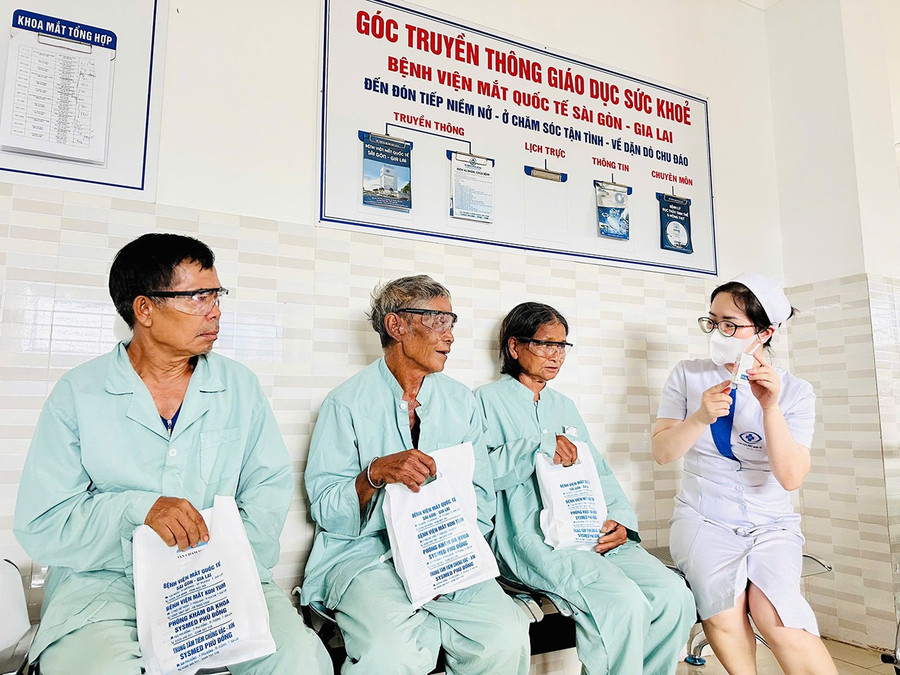 Nhân viên y tế Bệnh viện Mắt Quốc tế Sài Gòn-Gia Lai hướng dẫn người dân chăm sóc mắt sau phẫu thuật điều trị đục thuỷ tinh thể. Ảnh: N.N 2nn.jpg
