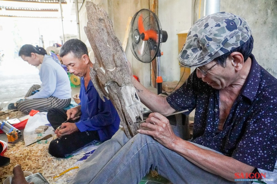 Thợ tỉa trầm ở xã Vạn Thắng, huyện Vạn Ninh. Ảnh: HIẾU GIANG Thợ tỉa trầm ở xã Vạn Thắng, huyện Vạn Ninh. Ảnh: HIẾU GIANG