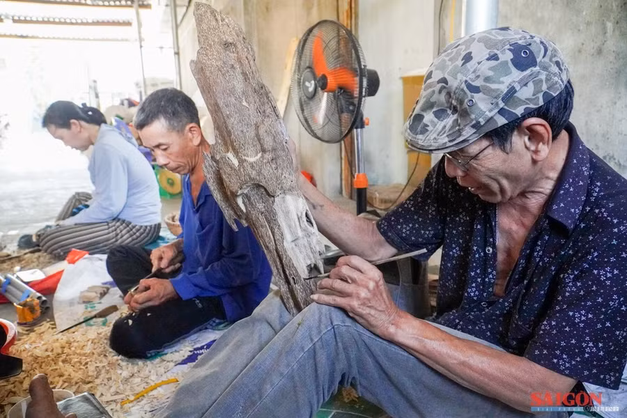 Thợ tỉa trầm ở xã Vạn Thắng, huyện Vạn Ninh. Ảnh: HIẾU GIANG