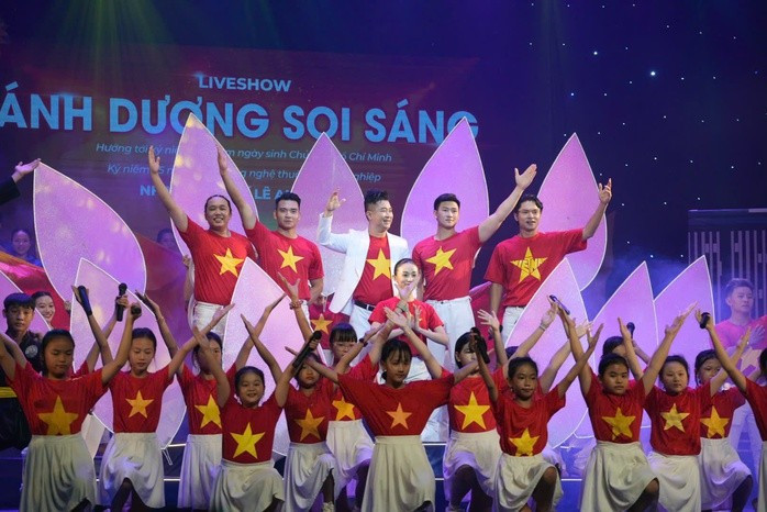 Liveshow "Ánh Dương soi sáng" do nhạc sĩ – ca sĩ Lê Anh Tuấn thực hiện cùng những người bạn đã thành công rực rỡ, xác lập Kỉ lục Việt Nam là tiết mục ca ngợi Bác Hồ với nhiều loại hình biểu diễn nhất. Liveshow "Ánh Dương soi sáng" do nhạc sĩ – ca sĩ Lê Anh Tuấn thực hiện cùng những người bạn đã thành công rực rỡ, xác lập Kỉ lục Việt Nam là tiết mục ca ngợi Bác Hồ với nhiều loại hình biểu diễn nhất.