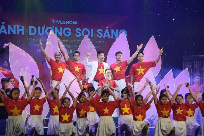 Liveshow "Ánh Dương soi sáng" do nhạc sĩ – ca sĩ Lê Anh Tuấn thực hiện cùng những người bạn đã thành công rực rỡ, xác lập Kỉ lục Việt Nam là tiết mục ca ngợi Bác Hồ với nhiều loại hình biểu diễn nhất.