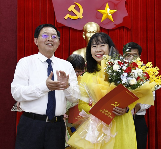 Bí thư Tỉnh ủy Hồ Quốc Dũng trao quyết định bổ nhiệm, tặng hoa chúc mừng đồng chí Nguyễn Thị Quỳnh Hoa - Phó Tổng Biên tập Báo Bình Định, giữ chức Phó Tổng Biên tập Báo Bình Định sau hợp nhất. Ảnh: HỒNG PHÚC 5b.jpg