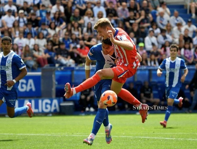 Facundo Garces (áo xanh) thi đấu tại La Liga Facundo Garces (áo xanh) thi đấu tại La Liga