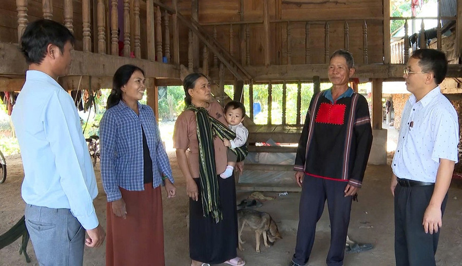 Già làng Ksor Rúi đi vận động dân làng làm cầu phao. Ảnh: T.T 0t-gia-lang-ksor-rui-di-van-dong-dan-lang-lam-cau-phao.jpg