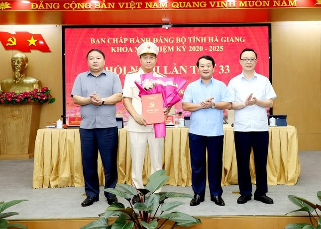 Các đồng chí lãnh đạo trao quyết định của Ban Bí thư và tặng hoa chúc mừng Đại tá Nguyễn Đức Thuận. Các đồng chí lãnh đạo trao quyết định của Ban Bí thư và tặng hoa chúc mừng Đại tá Nguyễn Đức Thuận.