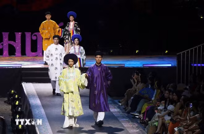 Mỗi tà áo là một lát cắt văn hóa, một hình ảnh quê hương, một hơi thở dân tộc. Ảnh: Tường Vi/TTXVN