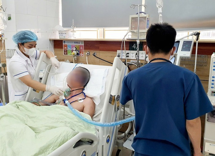 Người đàn ông chảy máu não, hôn mê, ngộ độc do sử dụng phải cồn giả. Ảnh: Bệnh viện cung cấp Người đàn ông chảy máu não, hôn mê, ngộ độc do sử dụng phải cồn giả. Ảnh: Bệnh viện cung cấp