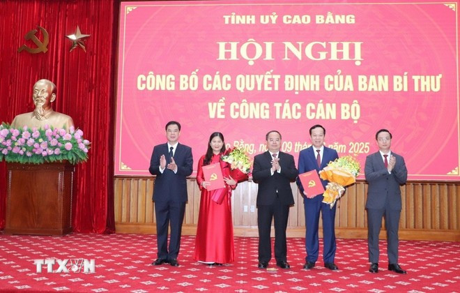 លោក Quan Minh Cuong (កណ្ដាល) លេខាគណៈកម្មាធិការបក្សខេត្ត Cao Bang បានធ្វើបទបង្ហាញសេចក្តីសម្រេចរបស់លេខាធិការដ្ឋានមជ្ឈឹមបក្ស ដល់សមាជិកថ្មីចំនួនពីររូបនៃគណៈកម្មាធិការអចិន្ត្រៃយ៍បក្សខេត្ត។ (រូបថត៖ Quoc Dat/VNA) Ông Quản Minh Cường (giữa), Bí thư Tỉnh ủy Cao Bằng trao Quyết định của Ban Bí thư Trung ương Đảng cho 2 đồng chí tân Ủy viên Ban Thường vụ Tỉnh ủy. (Ảnh: Quốc Đạt/TTXVN)