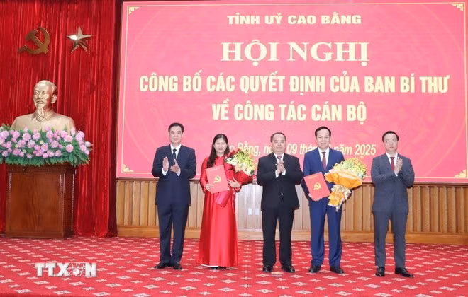 Ông Quản Minh Cường (giữa), Bí thư Tỉnh ủy Cao Bằng trao Quyết định của Ban Bí thư Trung ương Đảng cho 2 đồng chí tân Ủy viên Ban Thường vụ Tỉnh ủy. (Ảnh: Quốc Đạt/TTXVN)