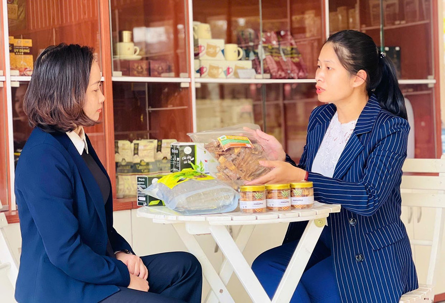 Hợp tác xã Nông-lâm nghiệp và dịch vụ Đăk Tơ Ver (xã Đăk Tơ Ver, huyện Chư Păh) quảng bá sản phẩm măng khô tại Phòng trưng bày, giới thiệu sản phẩm KH-CN. Ảnh: M.K 1mk.jpg