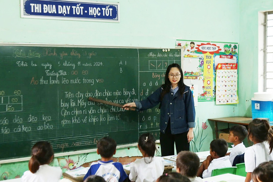 Giáo viên bậc mầm non, tiểu học thì cần phải có sự kiên nhẫn, bao dung và yêu thương học trò. Ảnh: Phương Vi lay3pv-6101.jpg