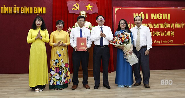 Bí Thư Tỉnh ủy Hồ Quốc Dũng trao quyết định hợp nhất Báo Bình Định, Đài PT&TH Bình Định và Trang thông tin điện tử Đảng bộ tỉnh thành Báo Bình Định. Ảnh: HỒNG PHÚC 1b.jpg
