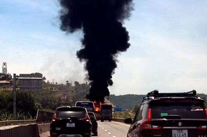 Một số hình ảnh hiện trường vụ cháy xe khách 45 chỗ