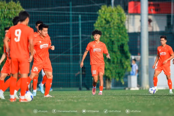 Bùi Alex hòa nhập nhanh và rất chững chạc khi sát cánh cùng các đàn anh