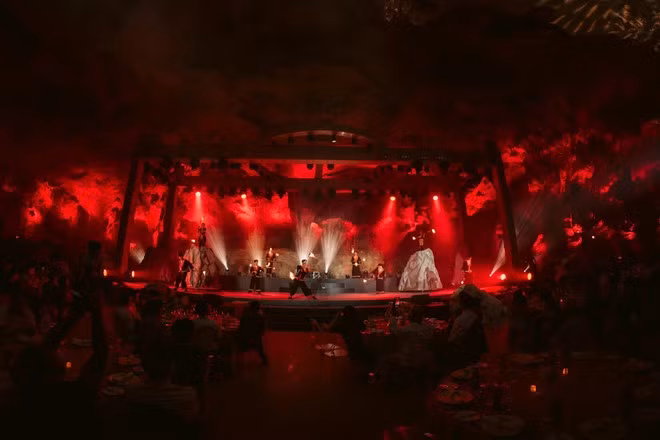 Sân khấu biểu diễn có thể tháo rời trong hang Ngọc Rồng.