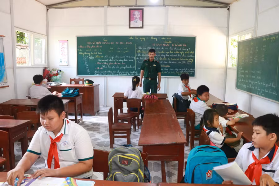 Lớp học tình thương trên đảo Hòn Chuối nay đã trở thành điểm trường chính thức của H.Trần Văn Thời. ẢNH: G.B