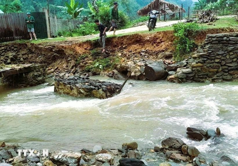 Mưa lũ gây sạt lở bờ kè, cuốn trôi rọ đá khiến cầu gỗ vào bản Na Ngân, xã Nga My (Tương Dương, Nghệ An) bị hư hỏng nặng, tạm thời chia cắt giao thông trên con đường dân sinh độc đạo. Ảnh: TTXVN phát luquettt.jpg