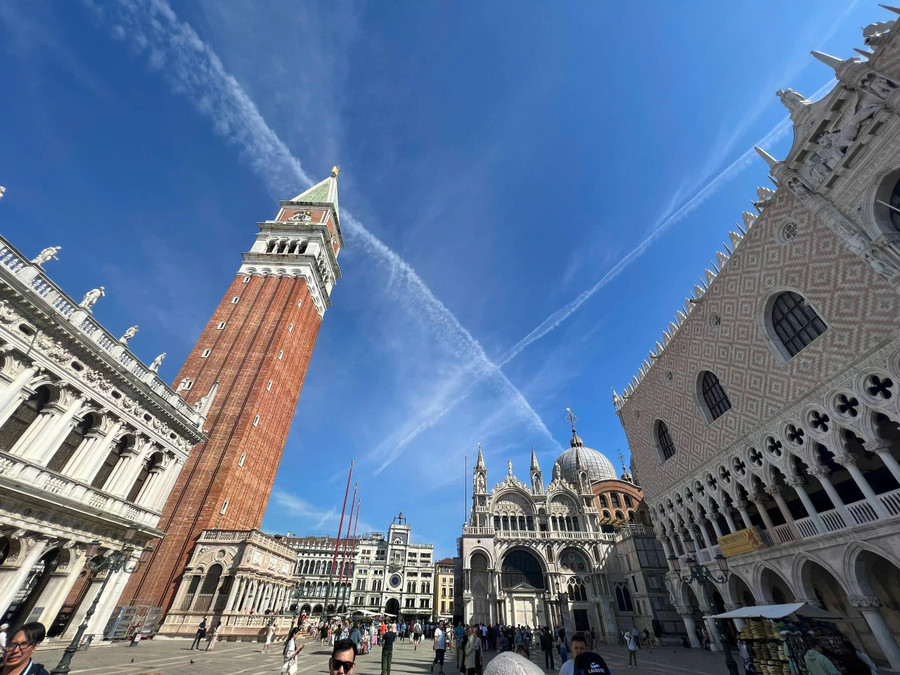 Trung tâm thành phố có quảng trường Piazza Saint Marco và quảng trường nhỏ Piazetta, xung quanh có nhiều lâu đài, cung điện, nhà thờ nguy nga lộng lẫy như đại Giáo đường Saint Marco, được xây dựng vào thế kỷ XI... ẢNH: MAI HÀ Trung tâm thành phố có quảng trường Piazza Saint Marco và quảng trường nhỏ Piazetta, xung quanh có nhiều lâu đài, cung điện, nhà thờ nguy nga lộng lẫy như đại Giáo đường Saint Marco, được xây dựng vào thế kỷ XI... ẢNH: MAI HÀ
