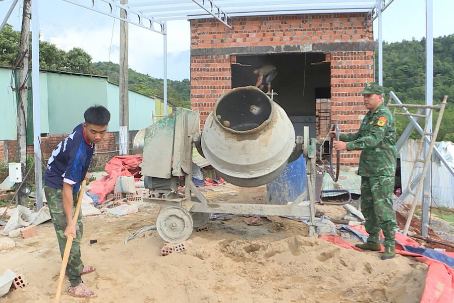 Đồn Biên phòng cửa khẩu Quốc tế Lệ Thanh giúp dân làm nhà. Ảnh: T.D 3t.jpg