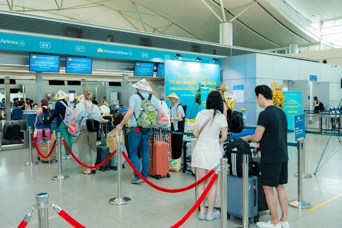Những hành khách đầu tiên chuyến bay khai trương TP HCM - Denpasar của Vietnam Airlines Những hành khách đầu tiên chuyến bay khai trương TP HCM - Denpasar của Vietnam Airlines