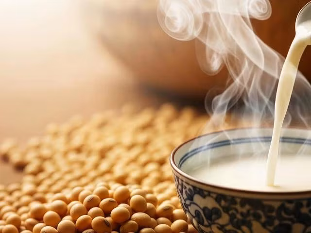 Uống sữa đậu nành nguyên chất ở lượng vừa phải rất có lợi cho người bị tiểu đường loại 2. ẢNH: AI
