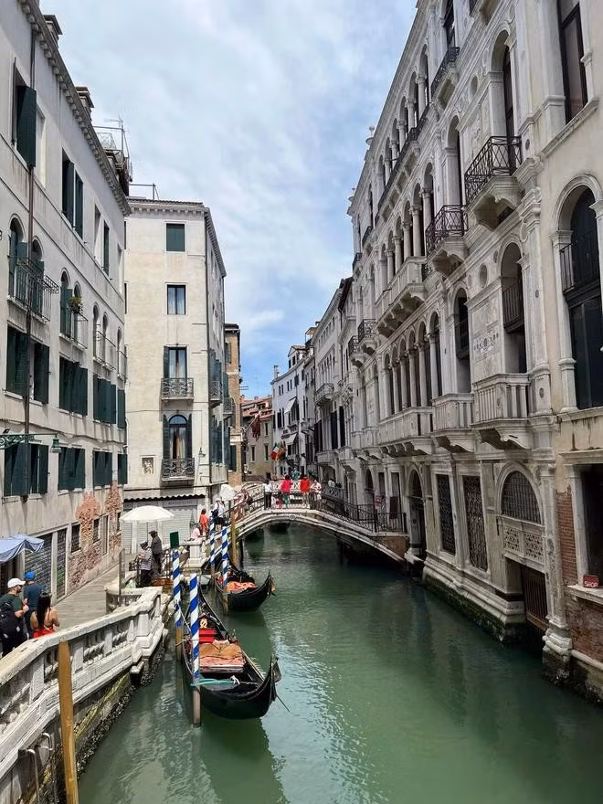 Thành phố được xây dựng trên những con kênh chằng chịt và khoảng 400 chiếc cầu lớn nhỏ - đã mang lại vẻ đẹp gần như duy nhất cho Venice trên thế giới. ẢNH: MAI HÀ
