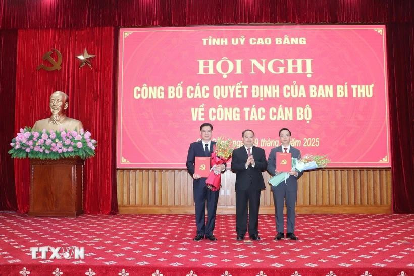 លោក Quan Minh Cuong លេខាគណៈកម្មាធិការបក្សខេត្ត Cao Bang បានធ្វើបទបង្ហាញសេចក្តីសម្រេចរបស់លេខាធិការដ្ឋានមជ្ឈឹមបក្ស ដល់លេខាធិការរងថ្មីចំនួនពីររូបនៃគណៈកម្មាធិការបក្សខេត្ត។ (រូបថត៖ Quoc Dat/VNA) cao-bang-dd.jpg